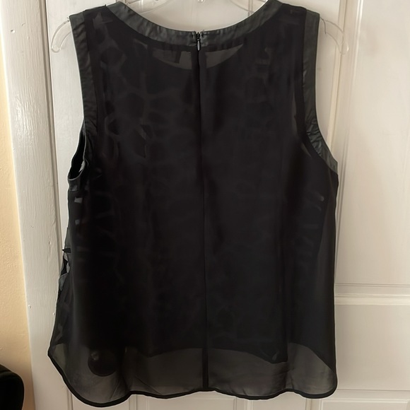 Black sheer top with pattern on front - Picture 4 of 4